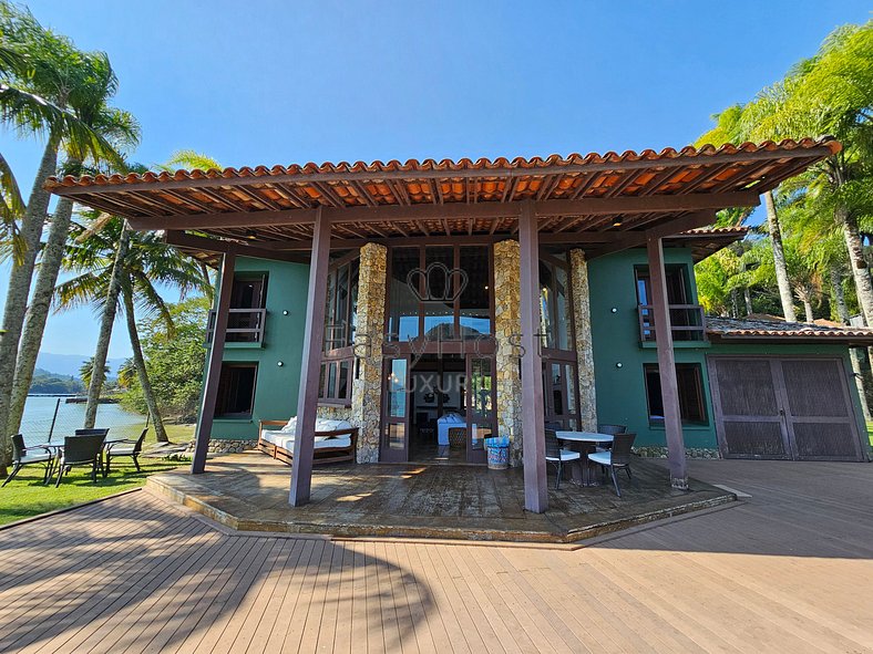 Aluguel de casa em Angra dos Reis com piscina beira mar - AN