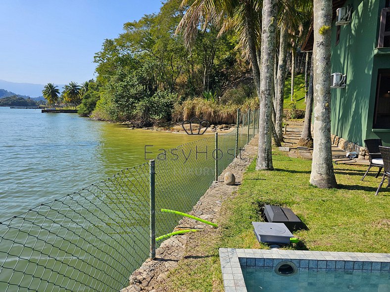 Aluguel de casa em Angra dos Reis com piscina beira mar - AN