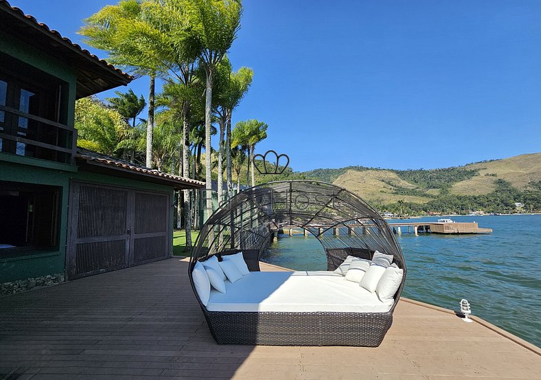 Aluguel de casa em Angra dos Reis com piscina beira mar - AN