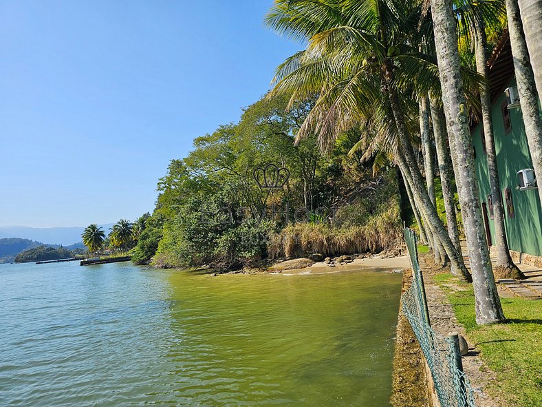 Aluguel de casa em Angra dos Reis com piscina beira mar - AN