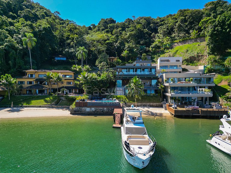 Aluguel de casa luxuosa com piscina beira mar, praia e acade