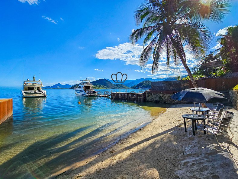 Aluguel de casa luxuosa com piscina beira mar, praia e acade