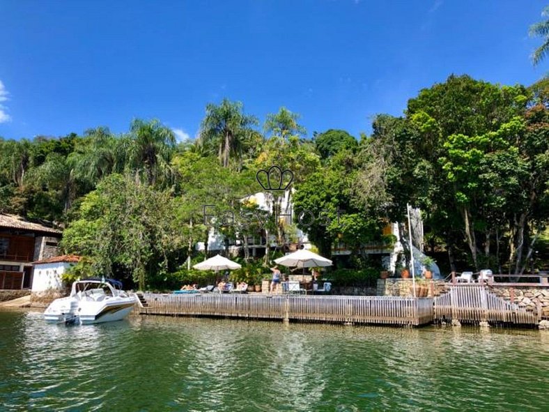 Casa à venda em Angra dos Reis beira mar