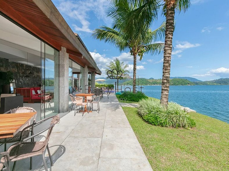 Casa a venda em Angra dos Reis com piscina