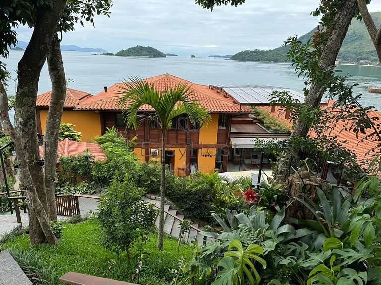 Casa à venda em Angra dos Reis com piscina, praia e hidromas