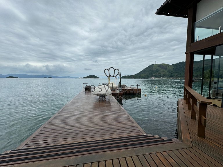 Casa à venda em Angra dos Reis com piscina, praia e hidromas