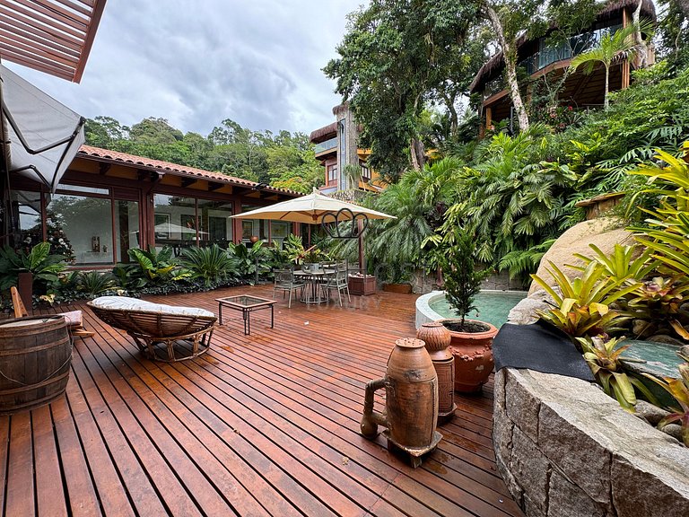 Casa à venda em Angra dos Reis com piscina, praia e hidromas