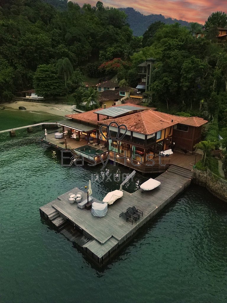 Casa à venda em Angra dos Reis com piscina, praia e hidromas