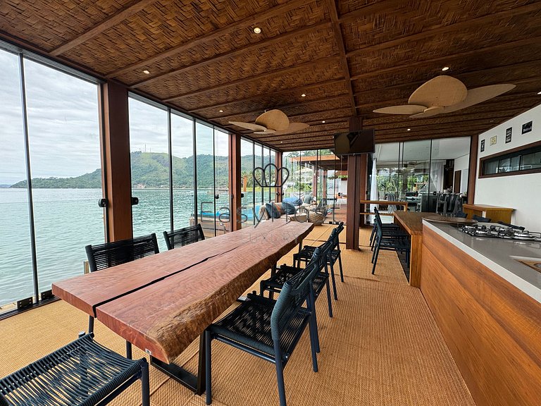 Casa à venda em Angra dos Reis com piscina, praia e hidromas