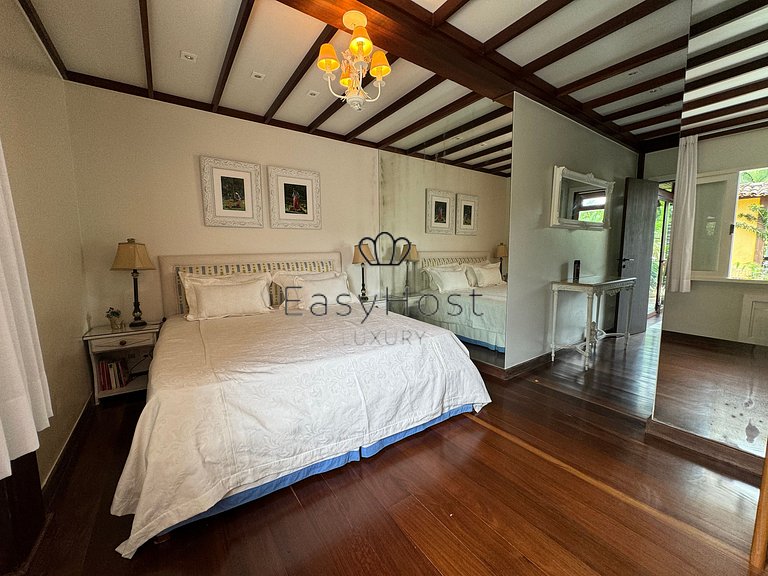 Casa à venda em Angra dos Reis com piscina, praia e hidromas