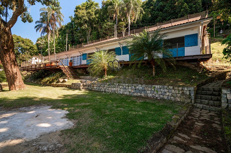 Casa à venda em Angra dos Reis com praia e sauna - AngV078