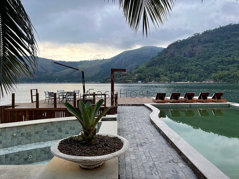 Casa em ilha em Angra dos Reis com piscina beira mar, jacuzz