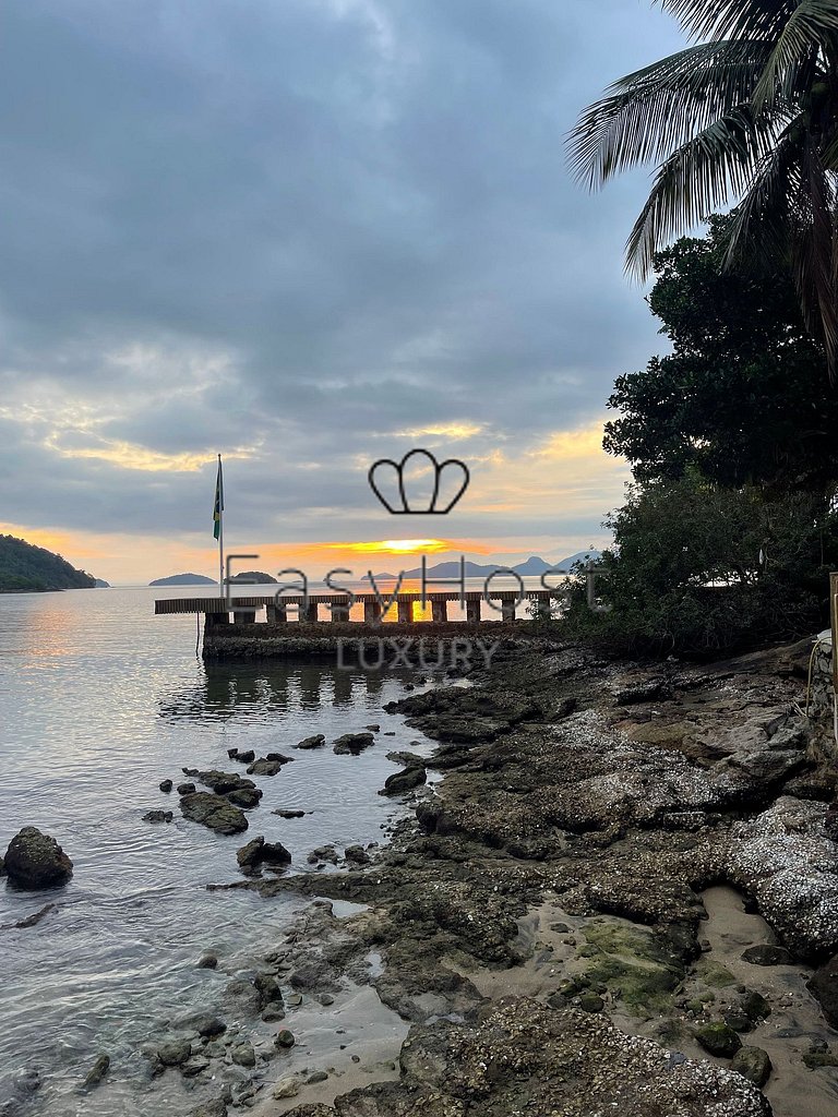 Casa em ilha em Angra dos Reis com piscina beira mar, jacuzz