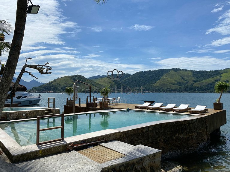 Casa em ilha em Angra dos Reis com piscina beira mar, jacuzz