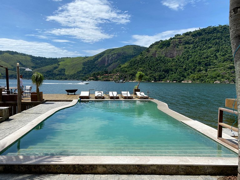 Casa em ilha em Angra dos Reis com piscina beira mar, jacuzz