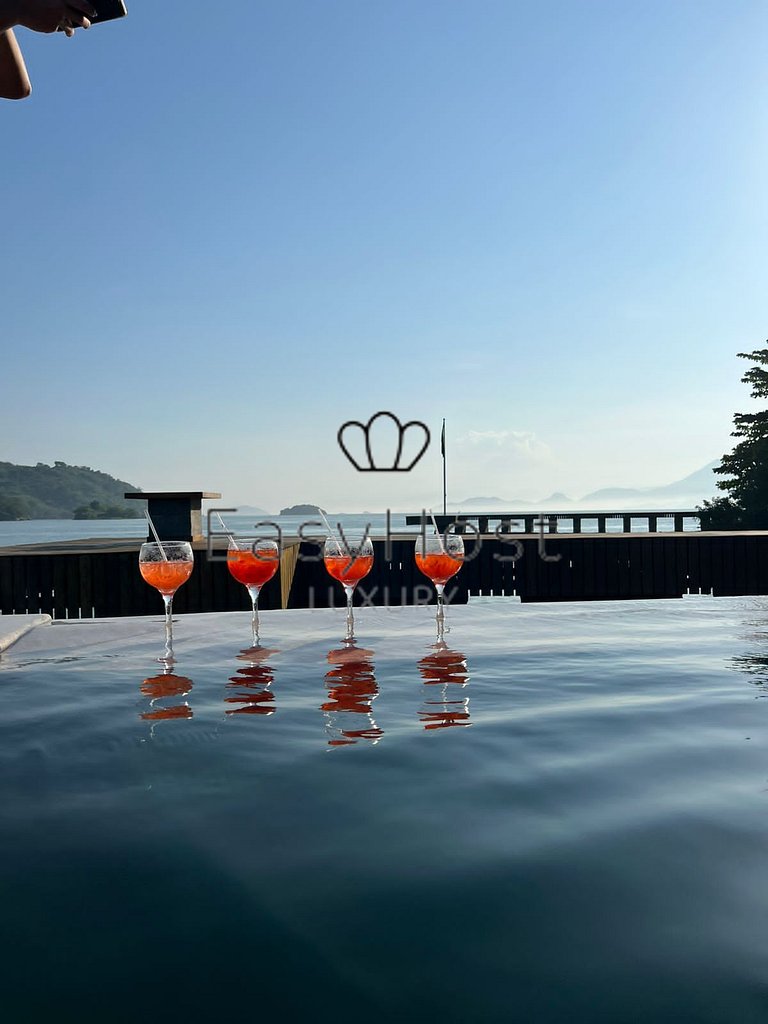 Casa em ilha em Angra dos Reis com piscina beira mar, jacuzz