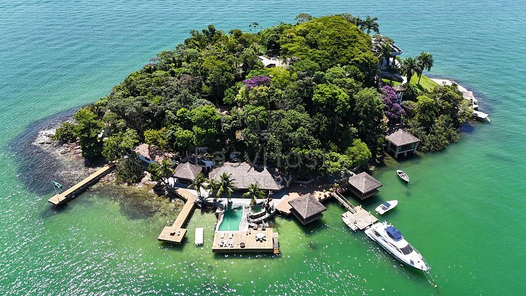 Casa en la isla de Angra dos Reis con piscina junto al mar,