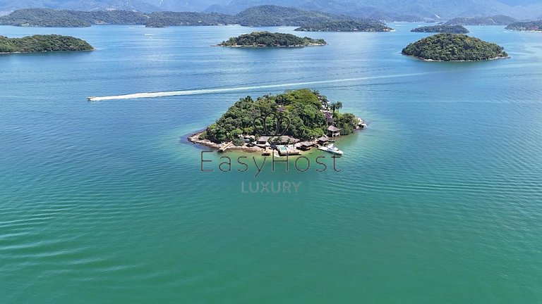 Casa en la isla de Angra dos Reis con piscina junto al mar,