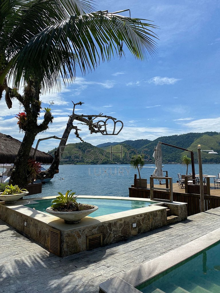 Casa en la isla de Angra dos Reis con piscina junto al mar,