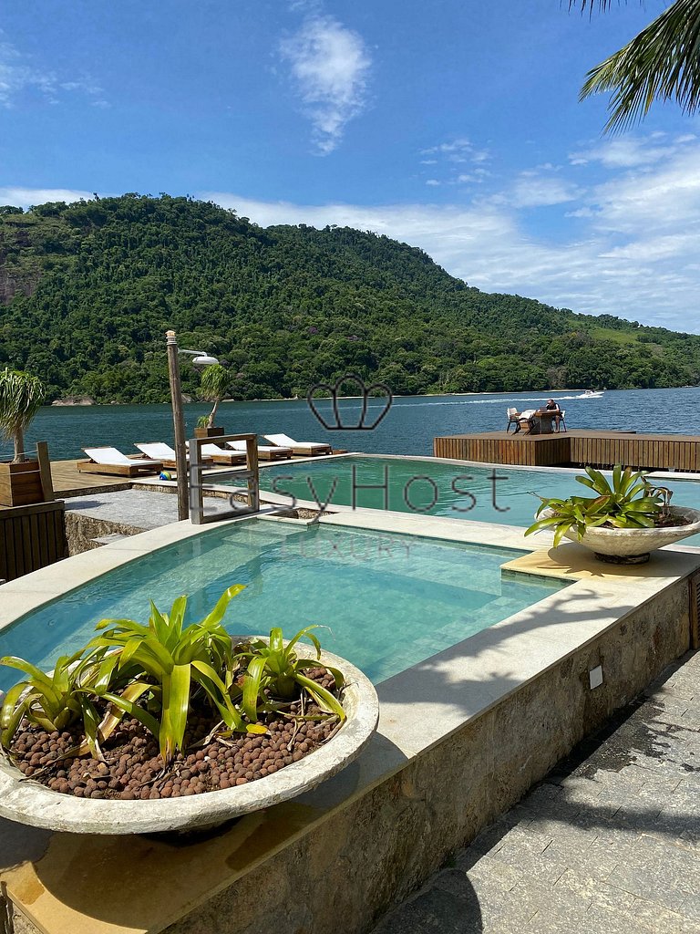 Casa en la isla de Angra dos Reis con piscina junto al mar,