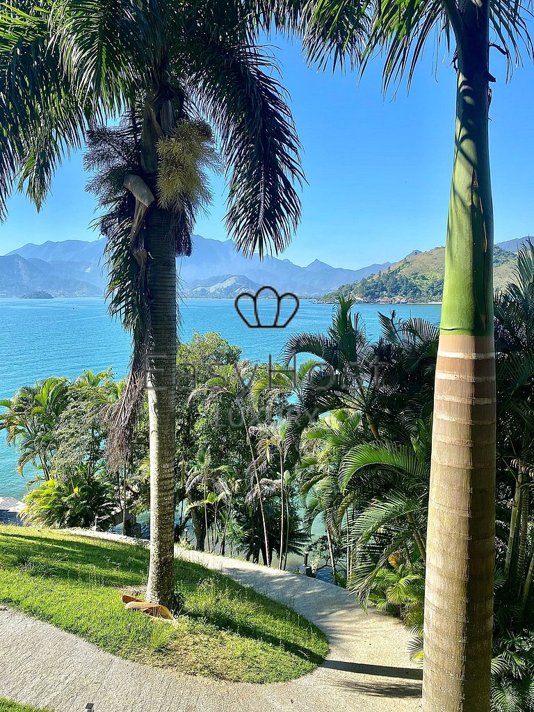 Casa en la isla de Angra dos Reis con piscina junto al mar,