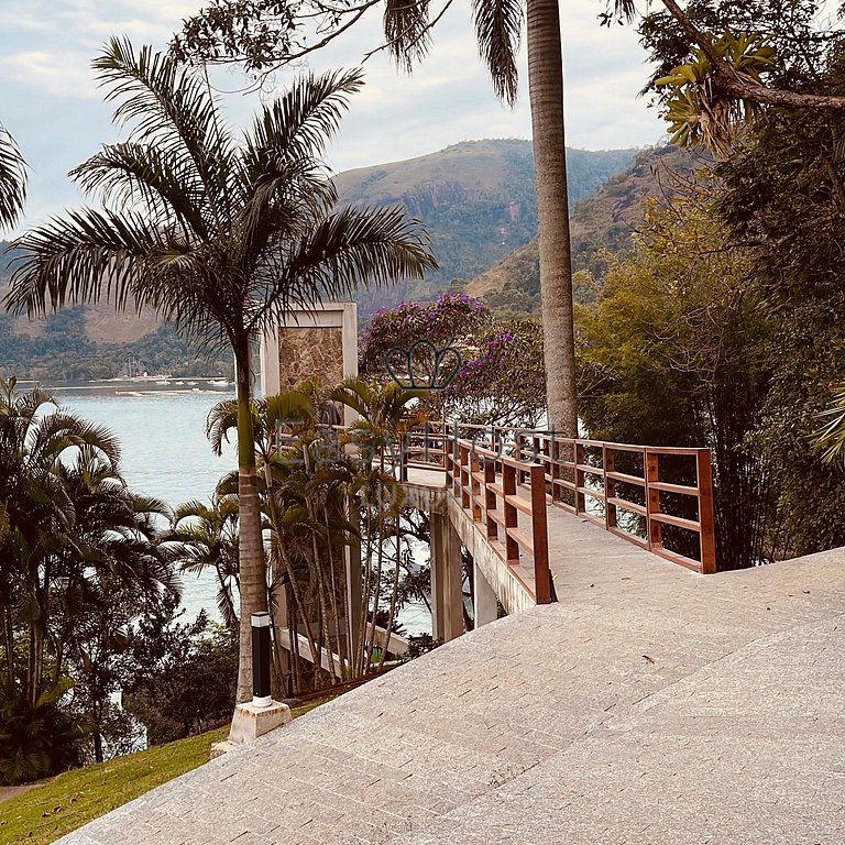 Casa en la isla de Angra dos Reis con piscina junto al mar,