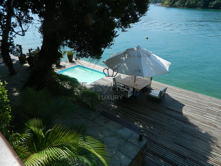 Casa en venta en Angra dos Reis junto al mar