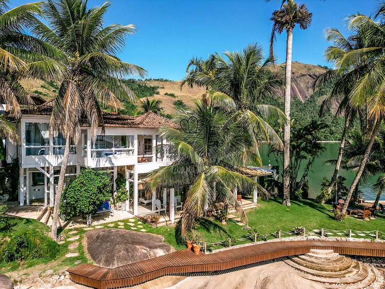 Casa para temporada em Angra dos Reis com piscina e praia