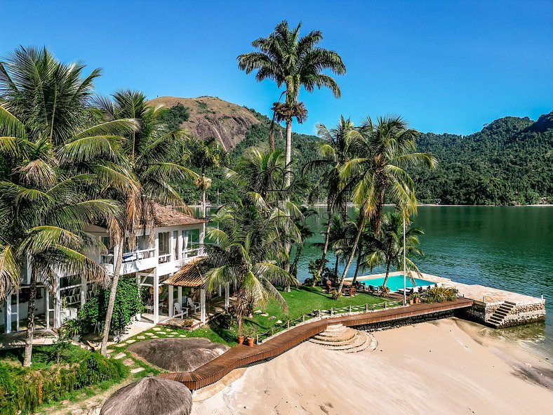 Casa para temporada em Angra dos Reis com piscina e praia