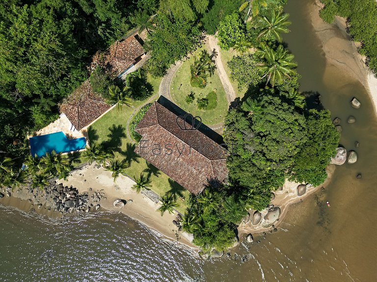 Casa pé na areia à venda em Paraty