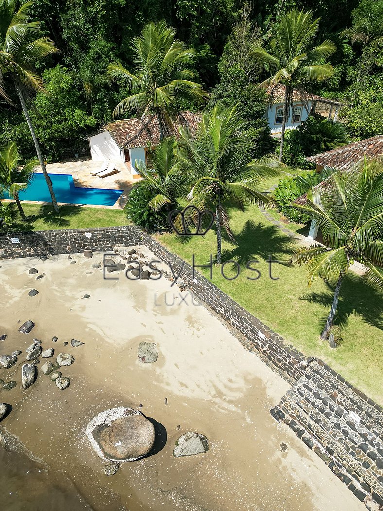 Casa pé na areia à venda em Paraty