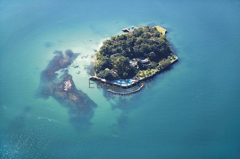 Island for sale in Angra dos Reis with swimming pool by the