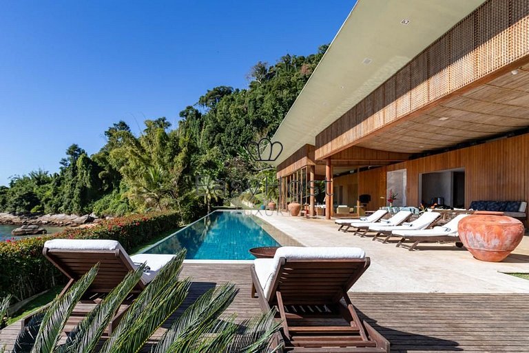 Luxury house for sale in Angra dos Reis with pool and beach