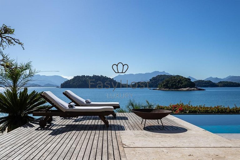 Luxury house for sale in Angra dos Reis with pool and beach