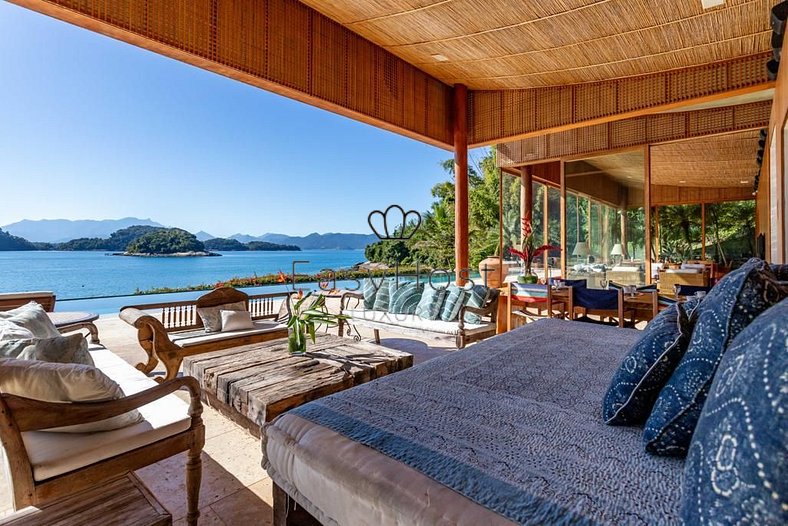 Luxury house for sale in Angra dos Reis with pool and beach