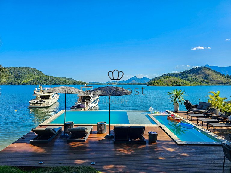 Luxury house for sale in Angra dos Reis with pool, beach and