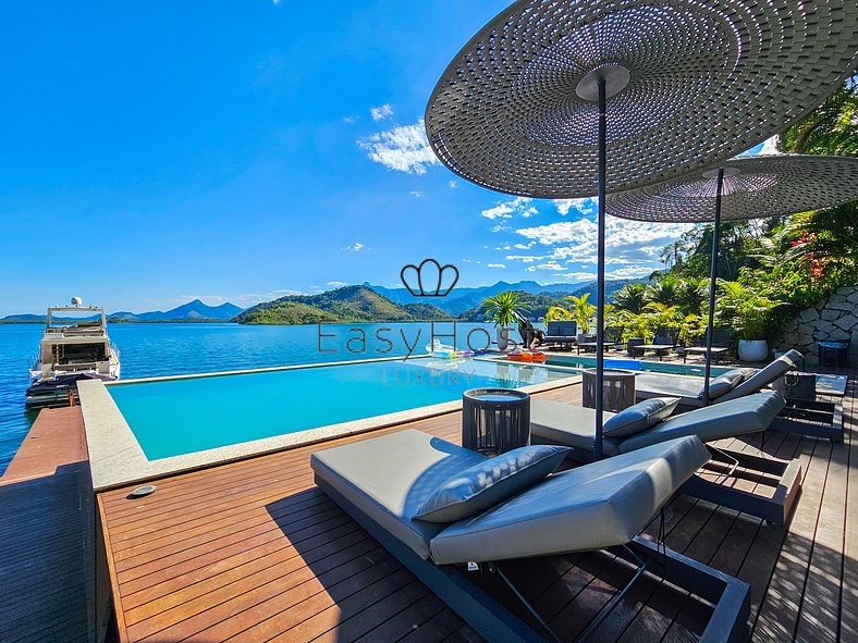 Luxury house for sale in Angra dos Reis with pool, beach and