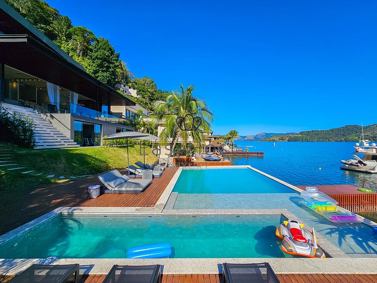 Luxury house for sale in Angra dos Reis with pool, beach and