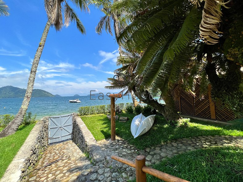 Luxury house rental in Angra dos Reis with beach and pool