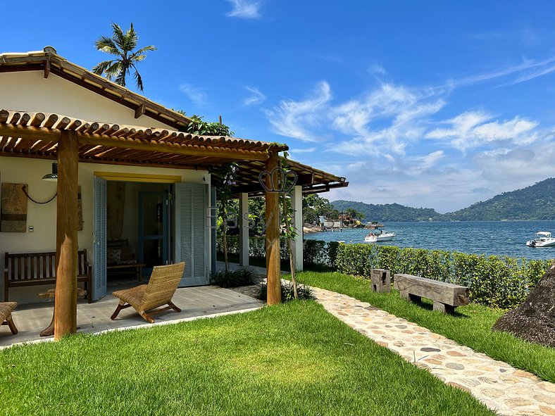 Luxury house rental in Angra dos Reis with beach and pool