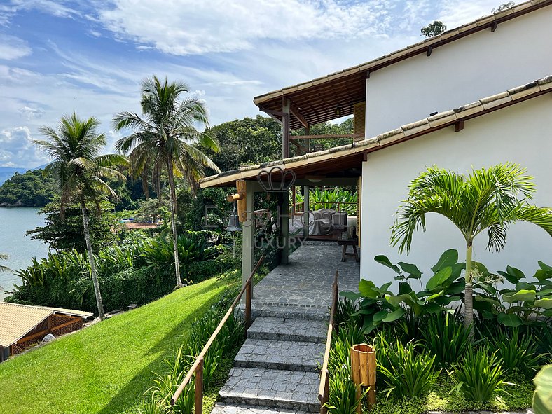 Luxury house rental in Angra dos Reis with beach and pool