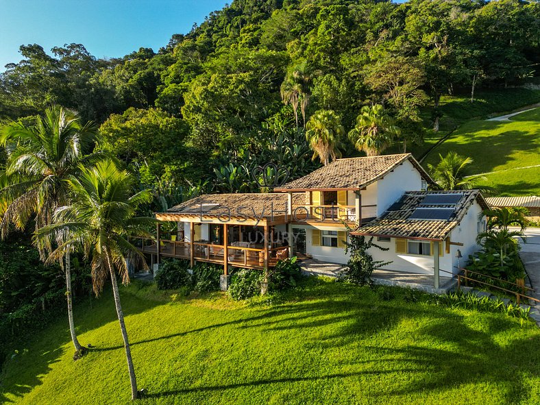 Luxury house rental in Angra dos Reis with beach and pool