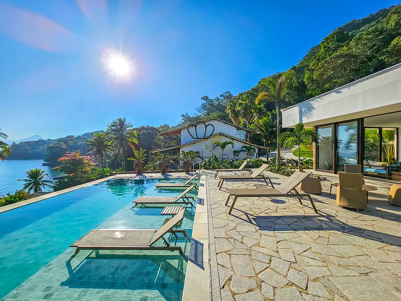 Luxury house rental in Angra dos Reis with beach and pool