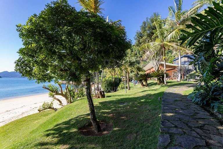 Luxury house rental in Angra dos Reis with pool and beach -