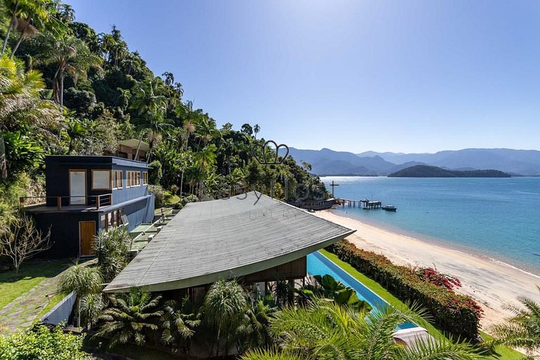 Luxury house rental in Angra dos Reis with pool and beach -