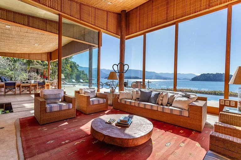 Luxury house rental in Angra dos Reis with pool and beach -